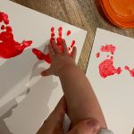 impronte manine con pittura rossa