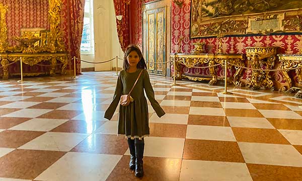 bambina a palazzo reale a Napoli