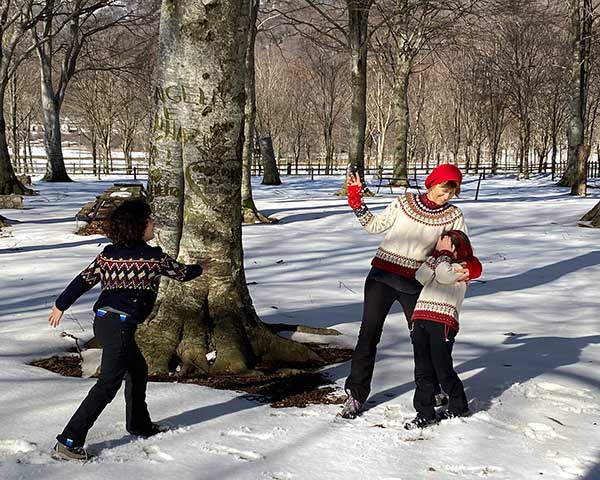 famiglia gioca con la neve