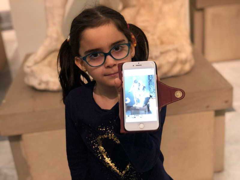 bambina telefono al museo
