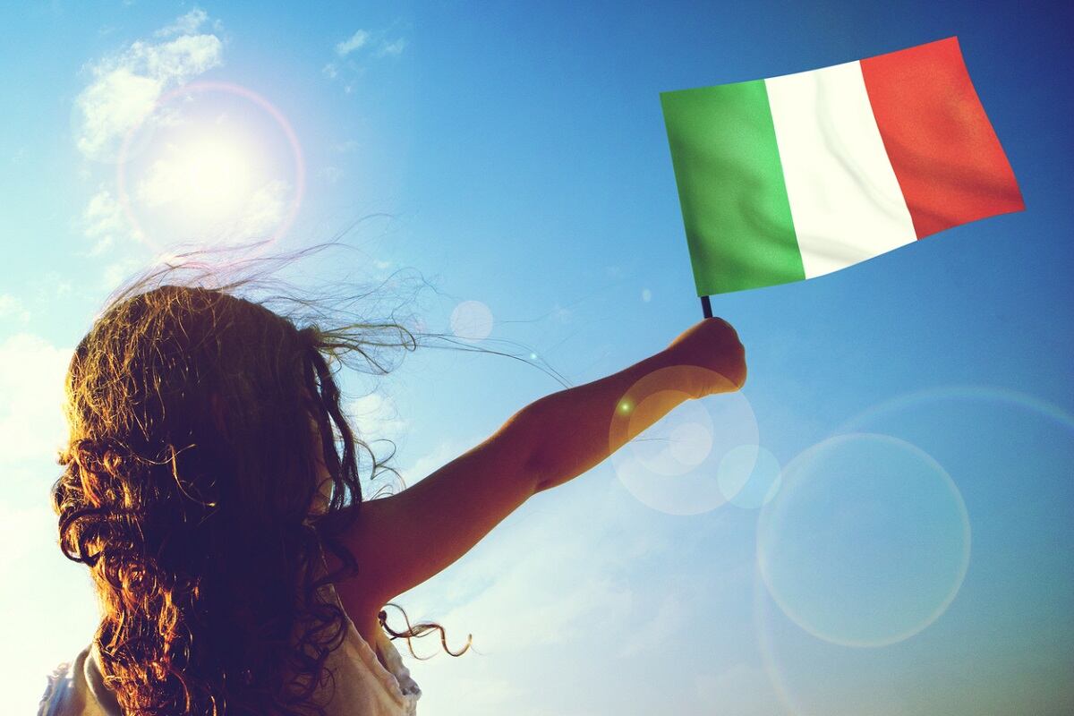 bambina con bandiera italiana